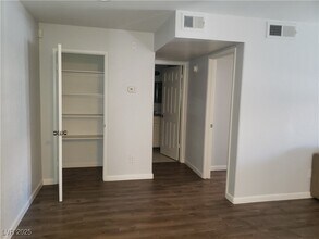 230 Mission Newport Ln in Las Vegas, NV - Foto de edificio - Building Photo