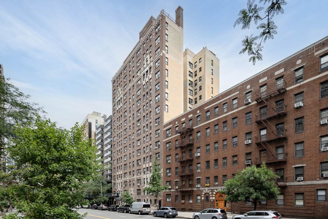 127-131 W 96th St in New York, NY - Building Photo