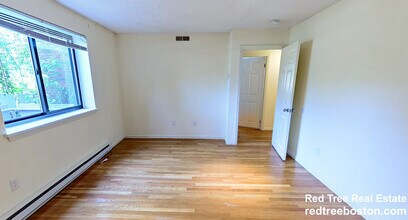 320 Hammond Pond Pkwy, Unit 101 in Brookline, MA - Foto de edificio - Building Photo