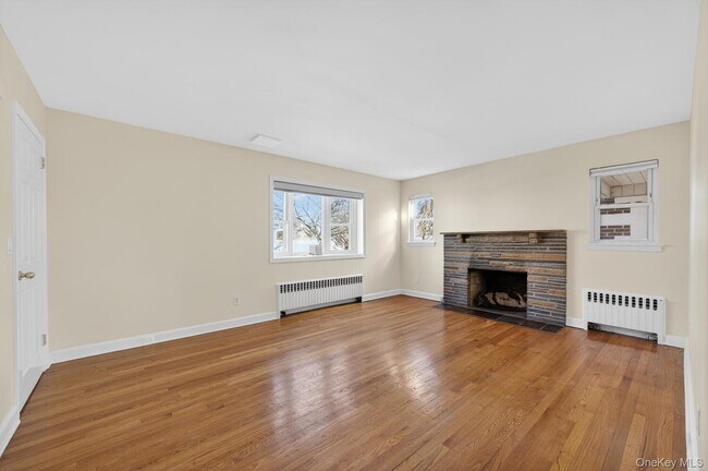 46 Bedford Ave in Westbury, NY - Building Photo - Building Photo