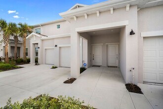 20660 Hazelnut Ct in Lehigh Acres, FL - Foto de edificio - Building Photo