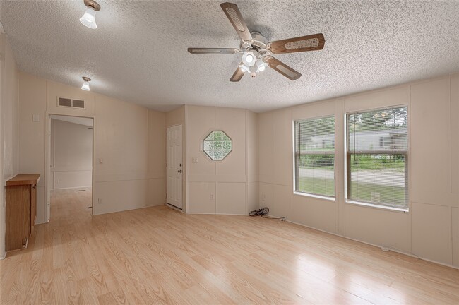 1323 Avenue E in Huntsville, TX - Building Photo - Building Photo