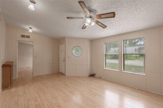 1323 Avenue E in Huntsville, TX - Foto de edificio - Building Photo