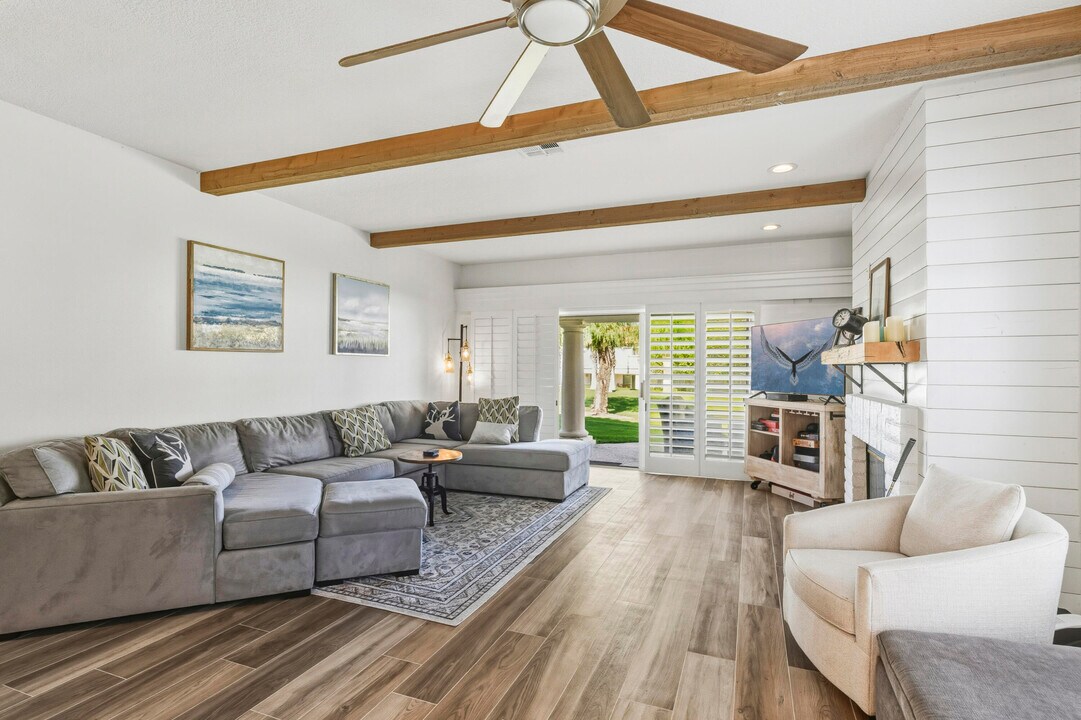 289 Vista Royale Cir W in Palm Desert, CA - Building Photo