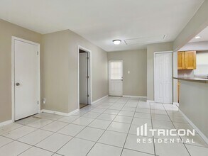 111 Sheryl Lynn Dr in Brandon, FL - Building Photo - Building Photo