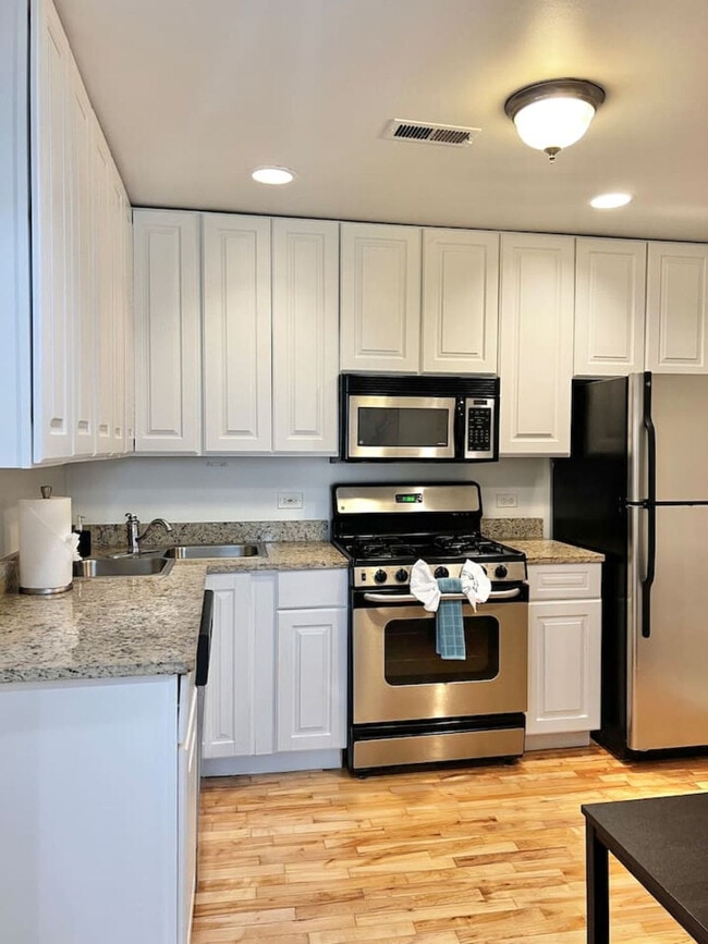 2544 N Burling St in Chicago, IL - Building Photo - Building Photo