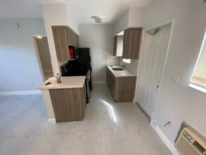 1217 NE 127th St in North Miami, FL - Building Photo - Building Photo