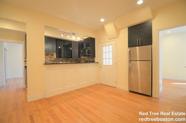 1801 Beacon St, Unit 6 in Brookline, MA - Foto de edificio - Building Photo