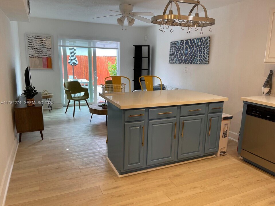 1560 NE 145th St in Miami, FL - Building Photo