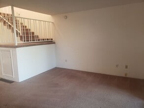 619 N Hayden Bay Dr in Portland, OR - Building Photo - Building Photo