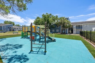 Vista North in Tampa, FL - Building Photo - Building Photo
