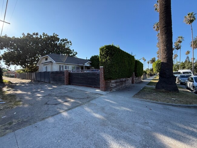 property at 5313 S Manhattan Pl