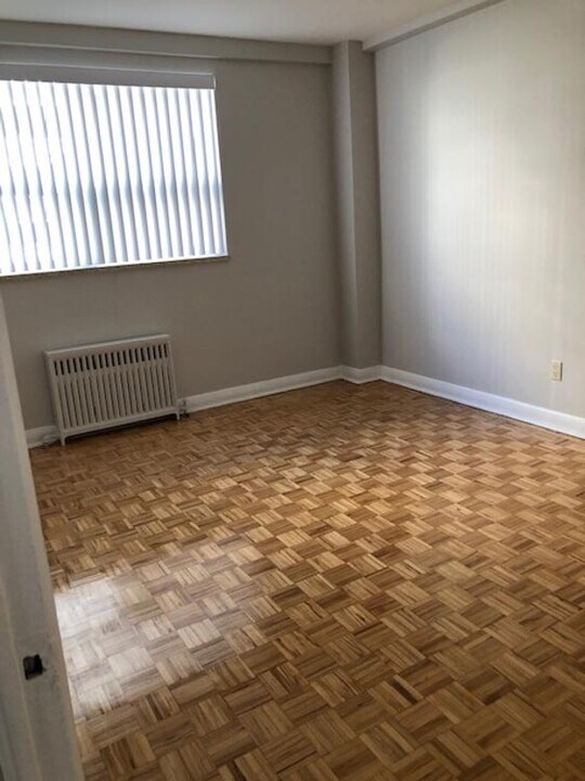 135 Lawton Blvd in Toronto, ON - Building Photo