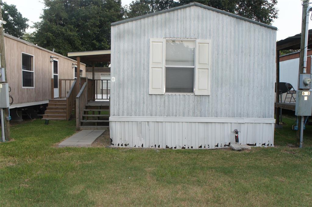 601 Clear Lake Rd in Highlands, TX - Building Photo