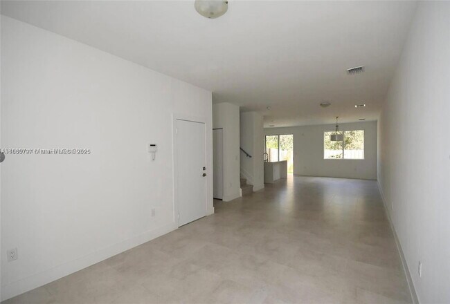 10259 NW 72nd Ln in Doral, FL - Building Photo - Building Photo