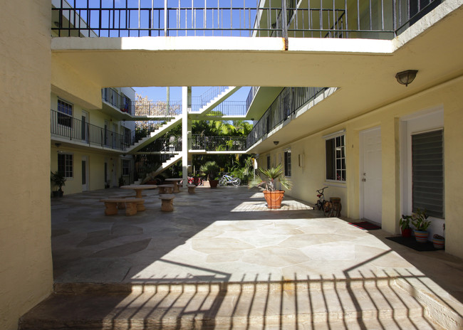 Salzedo Apartments in Coral Gables, FL - Building Photo - Building Photo