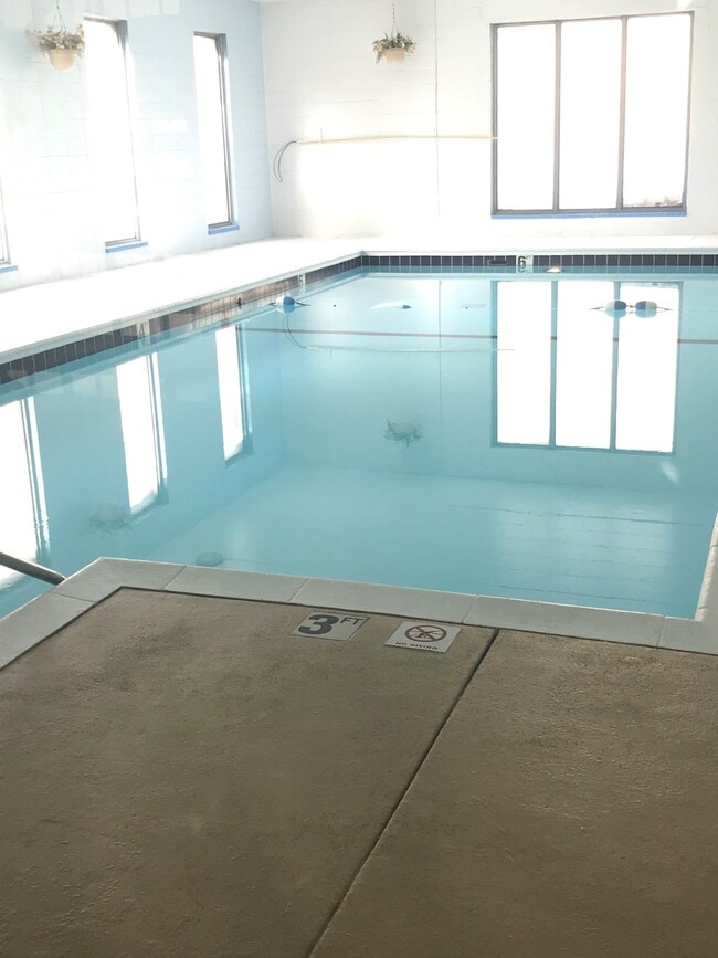 Parkside Pool Apartments in Milwaukee, WI - Building Photo - Building Photo