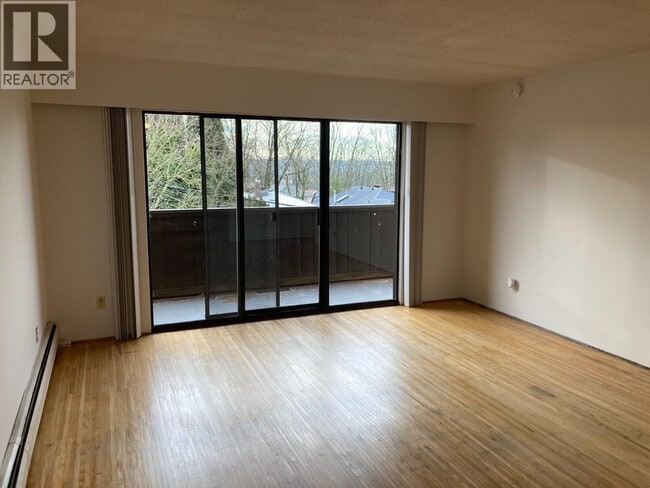 3570 E Hastings St in Vancouver, BC - Building Photo - Building Photo