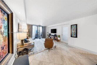 6039 Collins Ave in Miami Beach, FL - Foto de edificio - Building Photo