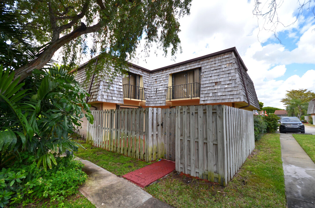 174 Lake Arbor Dr in Palm Springs, FL - Building Photo