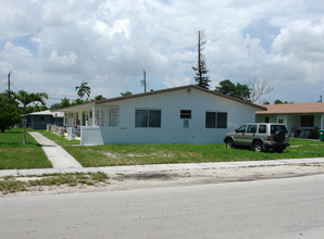 14410-14420 NE 5th Pl in Miami, FL - Foto de edificio - Building Photo