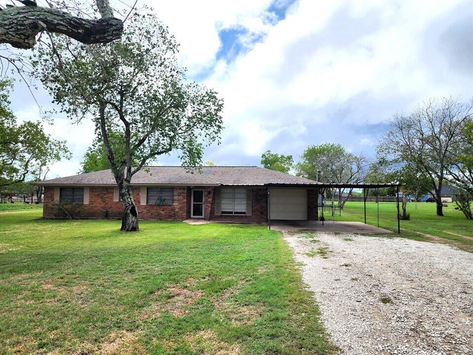 8320 W 1st St in Needville, TX - Building Photo