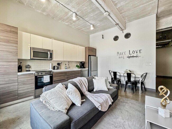 555 Evergreen St in Dallas, TX - Building Photo - Building Photo