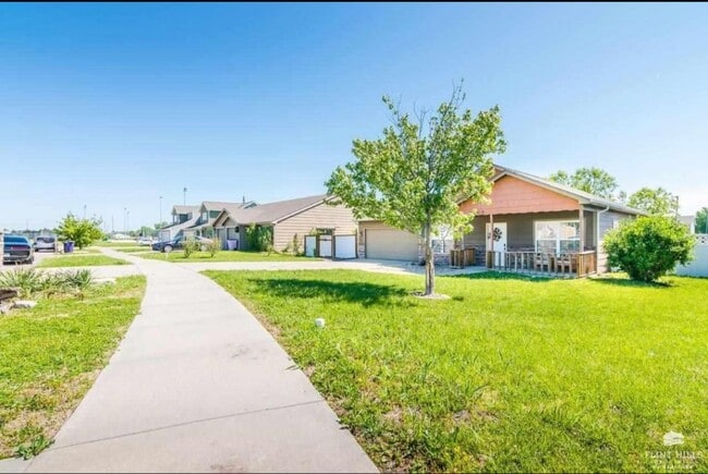 2708 Donnas Way Cir in Manhattan, KS - Building Photo - Building Photo