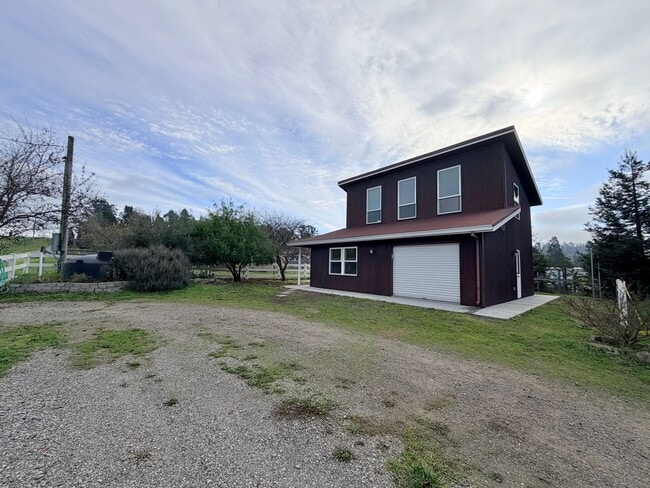 8 Balma Ln in Petaluma, CA - Building Photo - Building Photo