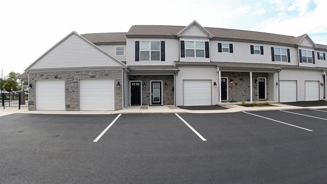 Stone Gate Village in Camp Hill, PA - Foto de edificio - Building Photo