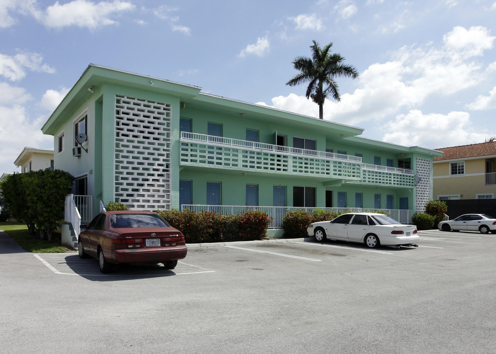 North Shore Apartments in North Miami Beach, FL - Building Photo