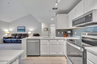 7701 Timberlin Park Blvd, Unit 138 in Jacksonville, FL - Building Photo - Building Photo