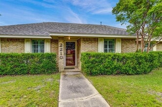 2210 Roundrock Dr in Carrollton, TX - Building Photo - Building Photo