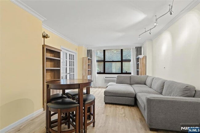 7004 JFK Blvd E, Unit 6a in Guttenberg, NJ - Foto de edificio - Building Photo