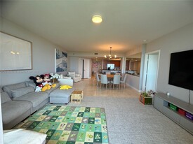 15051 Royal Oaks Ln in North Miami, FL - Building Photo