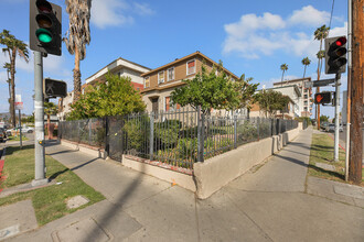 148 S Normandie Ave in Los Angeles, CA - Building Photo - Building Photo