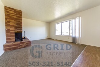 4217 NE 131st Pl in Portland, OR - Foto de edificio - Building Photo