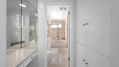 223 S Lasky Dr in Beverly Hills, CA - Building Photo - Building Photo