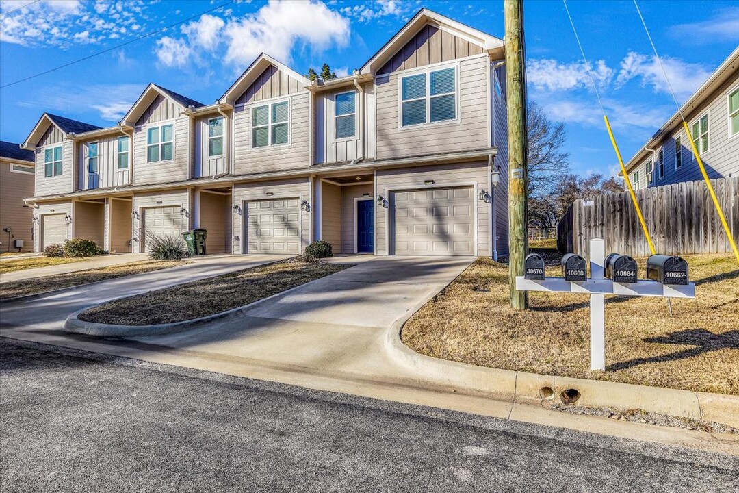 10670 Washita Dr, Unit 10662 Washita Dr. - Southchase Townhomes in Tyler, TX - Building Photo