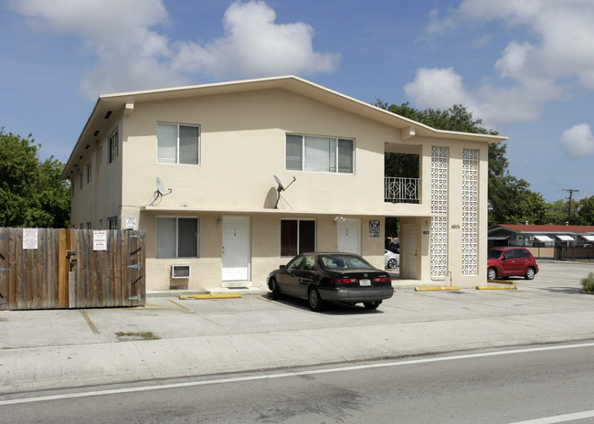 14305 NE 6th Ave in North Miami, FL - Foto de edificio - Building Photo