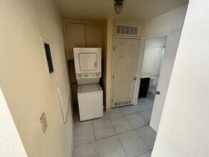 2103 3rd St, Unit B in Sacramento, CA - Foto de edificio - Building Photo