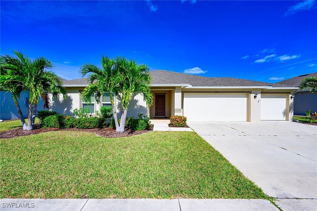 6548 Bay Ridge Way in Ft. Myers, FL - Building Photo