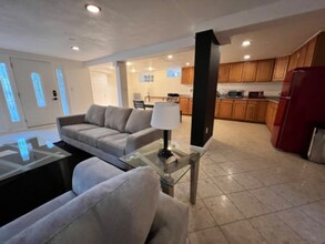 3280 Morcom Ave, Unit B in Oakland, CA - Foto de edificio - Building Photo