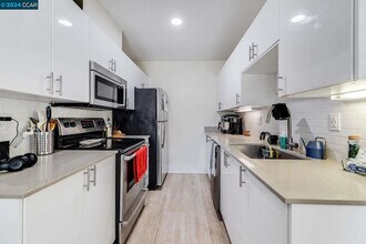 100 Shoreline Ct in Richmond, CA - Building Photo - Building Photo