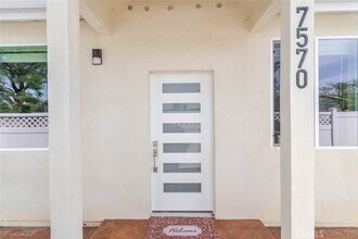 7570 Chaminade Ave in Los Angeles, CA - Foto de edificio - Building Photo