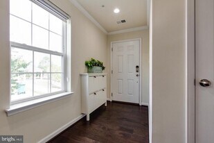 7201 Thackley Way in Elkridge, MD - Building Photo