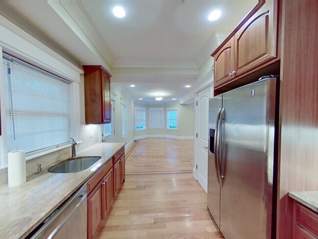 95 W 7th St, Unit #1 in Boston, MA - Foto de edificio - Building Photo