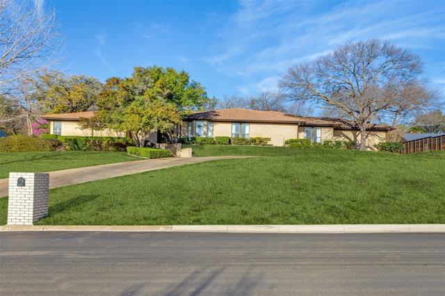 2116 Hidden Creek Rd in Fort Worth, TX - Building Photo