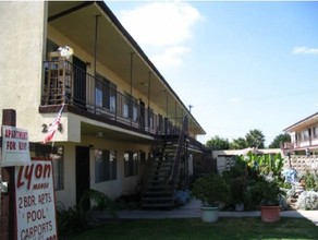 Lyon Manor in Santa Ana, CA - Foto de edificio - Building Photo