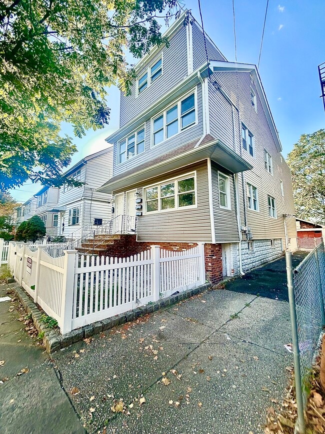 205 N 16th St, Unit A in Bloomfield, NJ - Building Photo - Building Photo